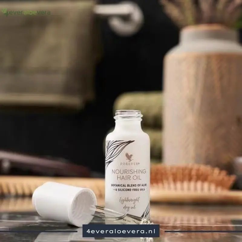Scopri la magia di Forever's Nourishing Hair Oil: Un olio leggero e senza siliconi per lucentezza e controllo!