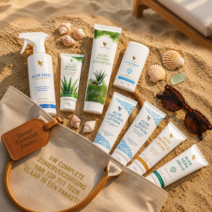 Summer Essentials Pakket van 4everaloevera met Forever Living producten voor de zomer, waaronder Aloe First, Aloe Vera Gelly, Propolis Crème, Aloe Cooling Lotion, Aloe Body Lotion, Bright Toothgel en Aloe-Jojoba Shampoo op een zonnig strand.